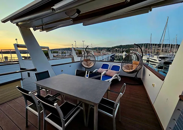 Sea Diva - Luxury Boathouse
